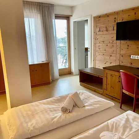 Hotel Goldenhof Ora / Auer